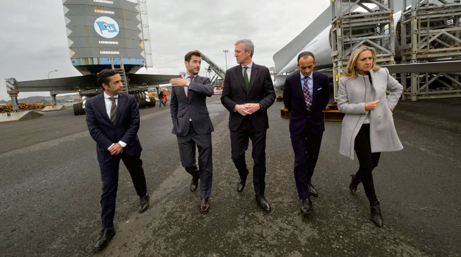 El presidente de la Xunta, Alfonso Rueda (centro), con Santiago Pérez-Torres, general manager de Grupo Pérez-Torres (segundo izquierda), y Francisco Barea, presidente de la Autoridad Portuaria de Ferrol-San Cibrao.