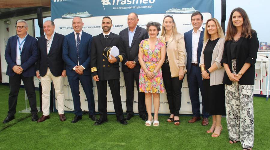 Manuel Pérez, director de Operaciones de Trasmed, José Marí, concejal de Grandes Proyectos del Ayuntamiento de Valencia; Manuel Martín, director de Servicios a Bordo de Trasmed; el capitán del “Ciudad de Granada”, Alfredo García; Ettore Morace, CEO de Trasmed; Mar Chao, directora Comercial y de Desarrollo de Negocio de la Autoridad Portuaria de Valencia; Jana Peiró, directora de Pasaje de Trasmed; Miguel Pardo, director de Relaciones Institucionales de Trasmed; Carmen García, directora de Marketing de Trasmed y Beatriz Pérez, directora de Control de Gestión de Trasmed. Foto: J.C.P.