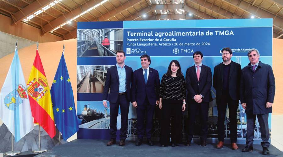 El evento de inauguración estuvo presidido por María Jesús Lorenzana, conselleira de Economia, Industria e Innovación de la Xunta de Galicia y en el mismo intervinieron Martín Fernández Prado, presidente de la Autoridad Portuaria de A Coruña (segundo por la izquierda; Carlos Calvelo, alcalde de Arteixo (segundo por la derecha) y Patricio Erhardt, consejero delegado de TMGA y Deputy CEO de Erhardt Logistics (tercero por la derecha). Al acto también asistió Alberto Uriarte, CEO Logistics &amp; Maritime Services de Erhardt (primero por la derecha).