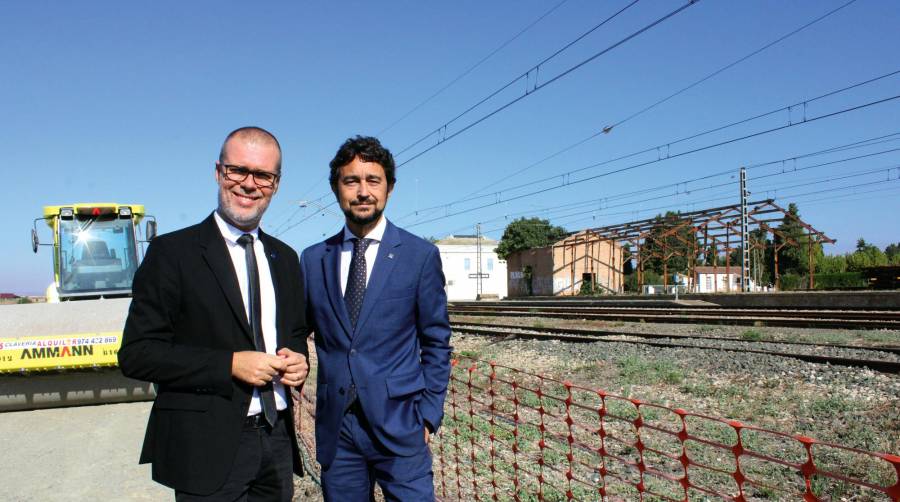 Josep Maria Cruset, presidente de Port Tarragona (izquierda), y Damià Calvet, presidente de Port de Barcelona (derecha), en la colocación de la primera piedra de la terminal intermodal de Tamarite, en Huesca, a finales de septiembre de este año. Foto Alba Tejera.