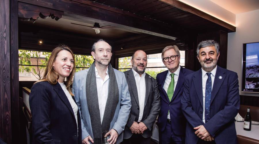 El consejero asturiano de Movilidad, Cooperación Local y Gestión de Emergencias, Alejandro Calvo, la directora general de Transporte, Arantza Fernández y el responsable de la Oficina Económica del Principado en Madrid, José Luis Huerta, junto al presidente de Propeller Madrid, Julio Menor, y el presidente de la AET, Juan Manuel Martínez Mourín.