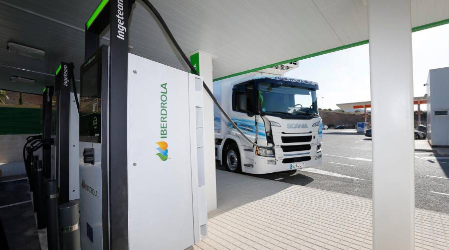 Iberdrola y Disfrimur inician las pruebas con dos eléctricos Scania en el Corredor Mediterráneo