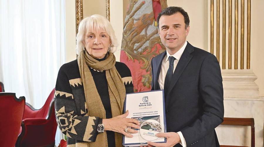 La presidenta de la Autoridad Portuaria de la Bahía de Cádiz, Teófila Martínez, junto al alcalde de Cádiz, Bruno García.