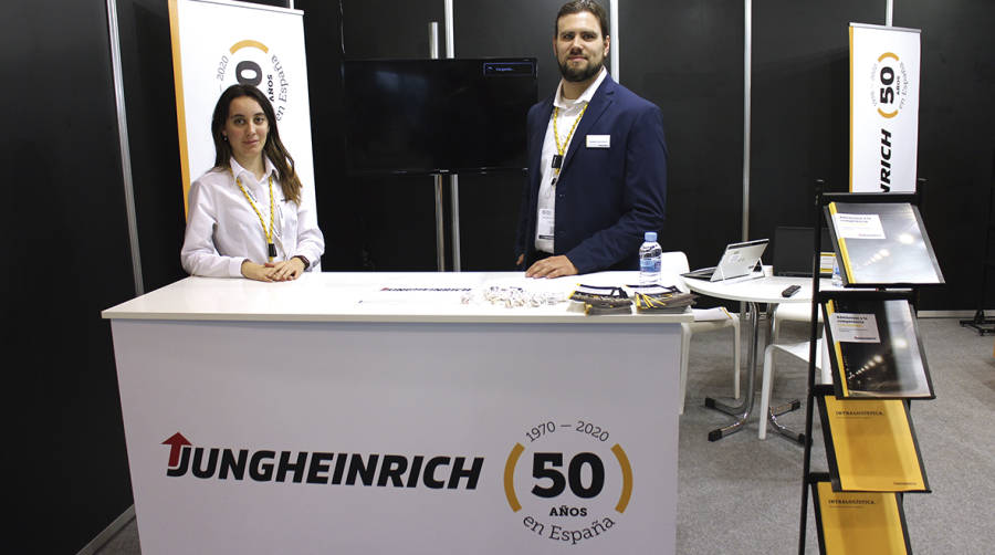 Cristina Castro y Guillem Zolle-Valero, de Jungheinrich, en su stand de Pick&amp;Pack. Foto A.Tejera.