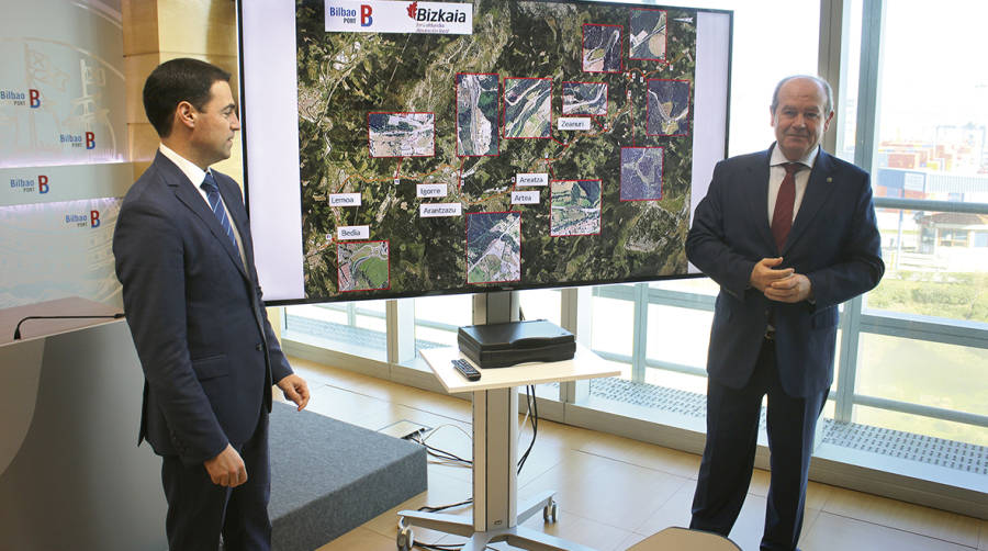 El diputado foral de Infraestructuras y Desarrollo Territorial, Imanol Pradales (izquierda), y el presidente de la Autoridad Portuaria de Bilbao, Ricardo Barkala, explicaron ayer el acuerdo en la sede portuaria en Santurtzi. Foto J.P.