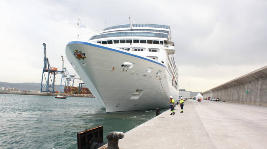 PortCastell&oacute; recibe hoy al crucero m&aacute;s grande que hace escala en el enclave