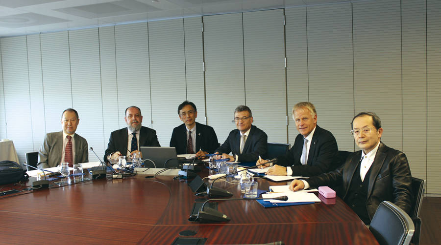 Hiro Nagai, miembro del secretariado de la International Association of Ports and Harbors (IAPH); Patrick Verhoeven, managing director de IAPH; Masahiko Furuichi, secretario general de IAPH; Santigo Garcia-Mil&agrave; subdirector general de Estrategia y Comercial del Puerto de Barcelona y presidente de IAPH; Jens Meier, vicepresidente de IAPH por Europa, y Masaharu Shinohara, vicepresidente de IAPH por Asia, Sureste y Medio Oriente. Foto L. Escrihuela.