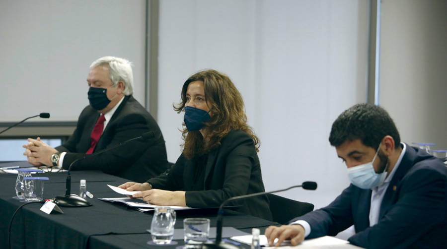 Jordi Trius, presidente de la Asociaci&oacute;n de Consignatarios de Buques de Barcelona; Merc&egrave; Conesa, presidenta de la APB; y Chakir el Homrani, Conseller de Asuntos Sociales y Familias de la Generalitat de Catalunya. Foto J.J.M.