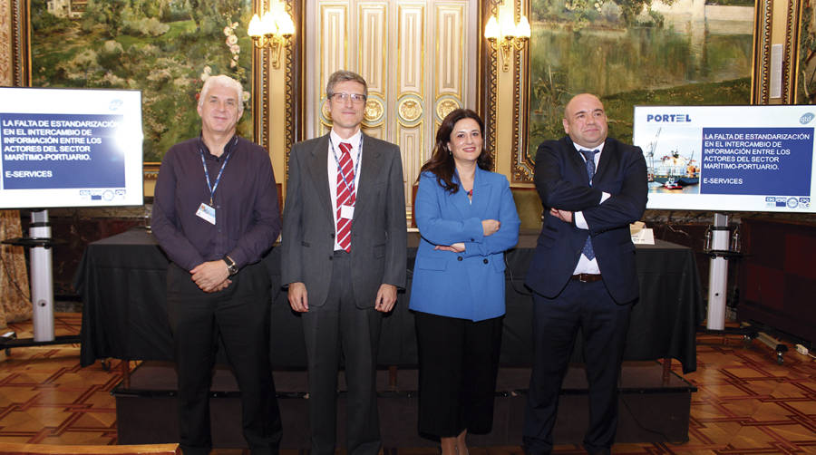 De izqda a derecha, David Notario, Customs &amp; Claims Manager Maersk Line; Antonio Murillo, responsable de servicios de integraci&oacute;n Portel; Sandra Mena, jefa dpto comercial Portel; y Daniel Merino, director comercial Portel. Foto I.Pe&ntilde;a.