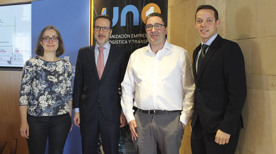 Elisa Vivancos, t&eacute;cnico de Ciberseguridad para empresas y profesionales de INCIBE; Francisco Aranda, presidente de UNO; Joaqu&iacute;n Fern&aacute;ndez, Territory Account Manager de SonicWall; y Carlos Vico, teniente de la Unidad T&eacute;cnica de la Polic&iacute;a Judicial en el &Aacute;rea de Cibercrimen de la Guardia Civil. Foto A.Tejera.