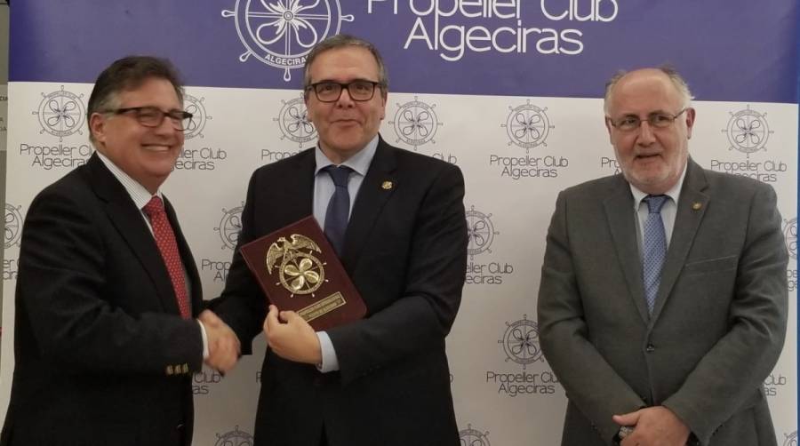 El presidente de la C&aacute;mara de Comercio del Campo de Gibraltar, Carlos Fenoy (centro) con el socio del Propeller Club de Algeciras, Miguel Maqueda (izquierda), y el presidente, Juan Ureta (derecha).