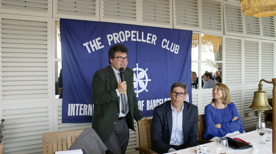 Jos&eacute; Ignacio Pradas, director territorial de Comercio y de ICEX de Catalunya; Gonzalo Sanch&iacute;s, presidente del Propeller Club de Barcelona; y N&uacute;ria Burguera, vicepresidenta del Propeller Club de Barcelona. Foto J.C.S.