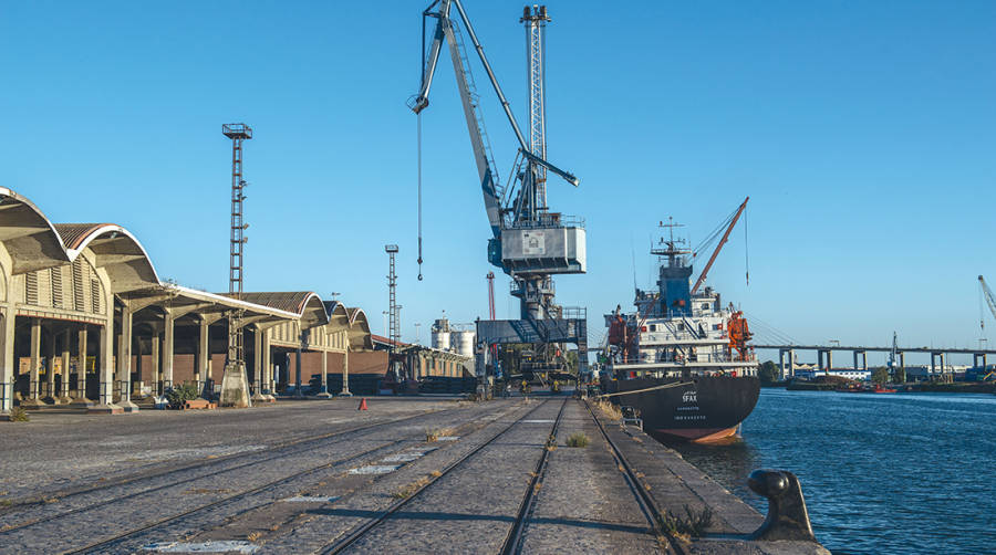 Con el traslado de la actividad portuaria hacia el sur, el muelle de Tablada con sus naves, gr&uacute;as y tinglados, la avenida de Las Razas y la d&aacute;rsena, desde el puente de las Delicias al del Centenario, se integrar&aacute;n en la ciudad conformando un nuevo barrio.