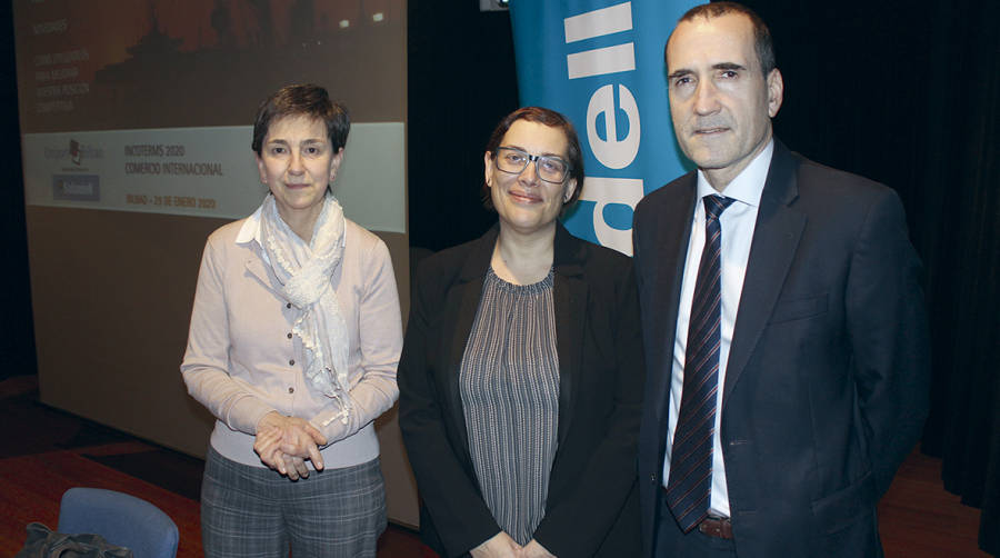 Inmaculada Ugarteche, directora de UniportBilbao; Carme L&oacute;pez, directora Trade Finance de Banco Sabadell y miembro de la C&aacute;mara de la Comisi&oacute;n Bancaria de Comercio Internacional; Ignacio Masa, director de Negocio Internacional de Banco Sabadell en Bilbao. Foto J.P.