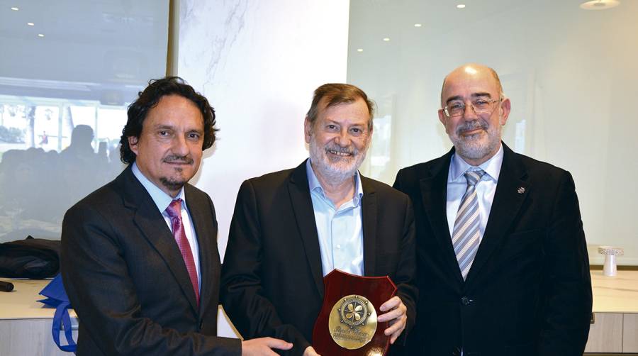 Antonio Torregrosa, director de la Fundaci&oacute;n Valenciaport; Manuel Gomicia, director general de Formaci&oacute;n Profesional y Ense&ntilde;anzas de R&eacute;gimen Especial de la Generalitat Valenciana; y Pedro Coca, presidente de Propeller Valencia. Foto: Ra&uacute;l T&aacute;rrega.