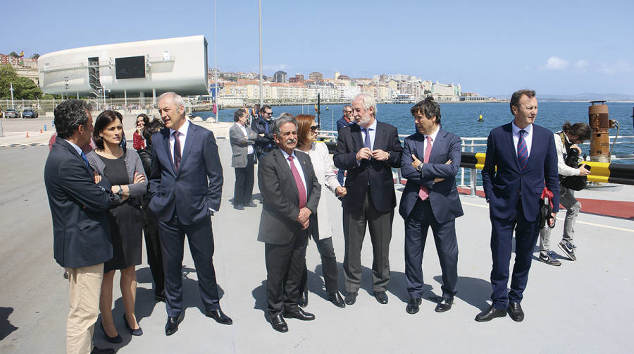 El Gobierno de Cantabria, representados por su presidente, Miguel &Aacute;ngel Revilla (centro), y el consejero de Innovaci&oacute;n, Industria, Transporte y Comercio, Francisco Mart&iacute;n (primero izquierda), arrop&oacute; a Brittany Ferries y a la AP de Santander en la inauguraci&oacute;n de la l&iacute;nea Santander-Cork el 10 de mayo de 2018. Foto J.P.