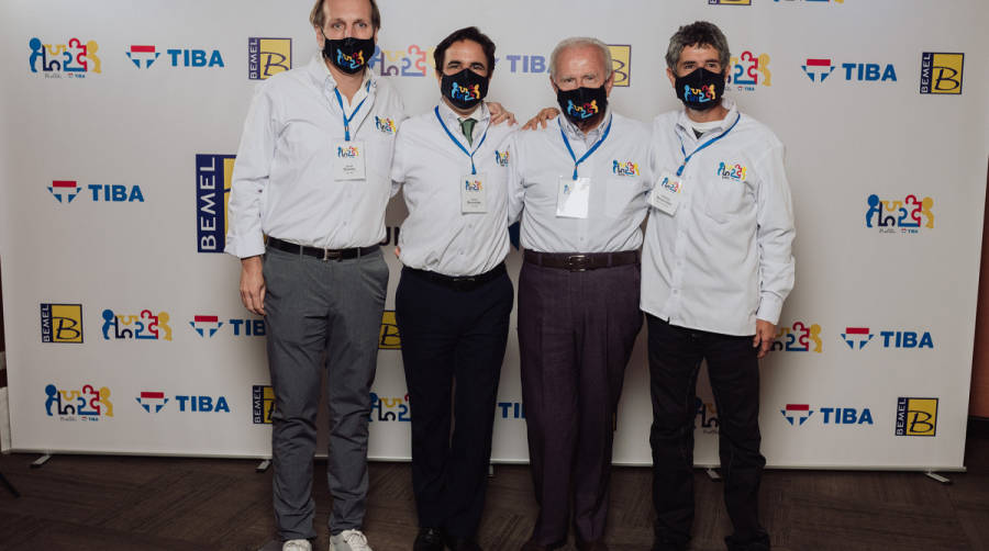 Javier Romeu, CEO de TIBA, con tres miembros de la familia Benavides (Carlos, C&eacute;sar y Rodrigo Benavides).