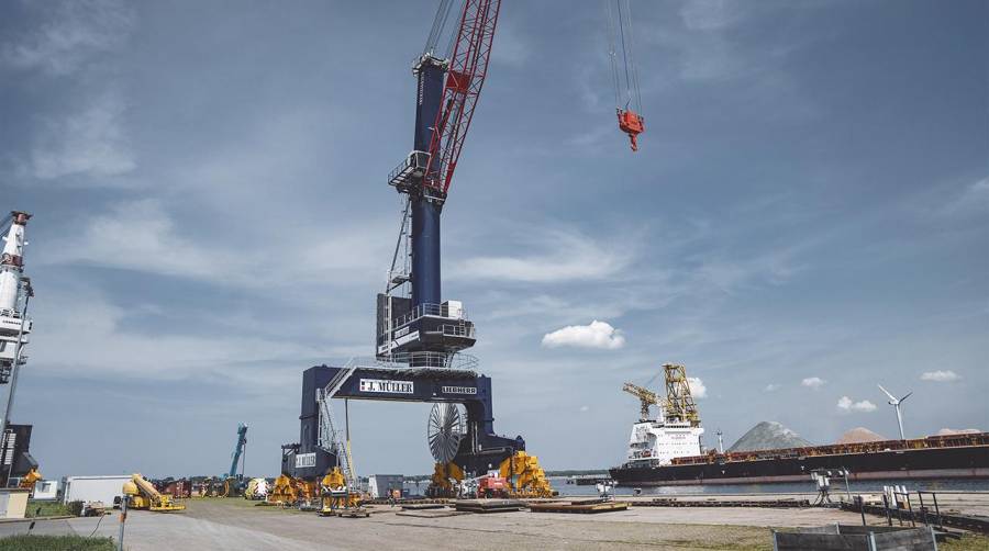 La grúa cumple todos los requisitos para manipular la amplia gama de mercancías a granel en el puerto de Brake.