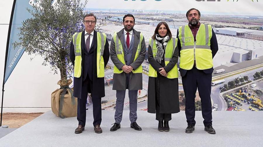 De izquierda a derecha: Pablo Gaya, director de estrategia de Romar Global Care; Darío Moreno Lerga, alcalde de Sagunto; Empar Martínez Bonafé, secretaria autonómica de Economía Sostenible, Sectores Productivos, Comercio y Consumo de la Generalitat Valenciana; y Miguel Monreal, director de desarrollo de GLP en España.