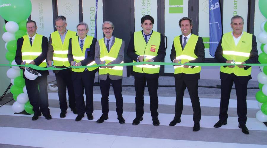 David Pérez, consejero de Transportes de la CAM (centro), presidió ayer la inauguración del Goodman Madrid Gate 1, nuevo hub de cross docking de GLS. Foto M.J.