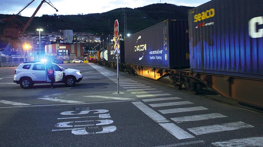 Por el Puerto de Bilbao entraron o salieron 4.243 trenes en 2022 y el 27% de los contenedores utilizan el tren. Foto J.P.