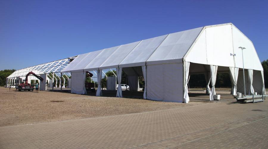 Últimos retoques a la espectacular carpa que este viernes acoge la 2ª Fiesta de la Logística de Madrid