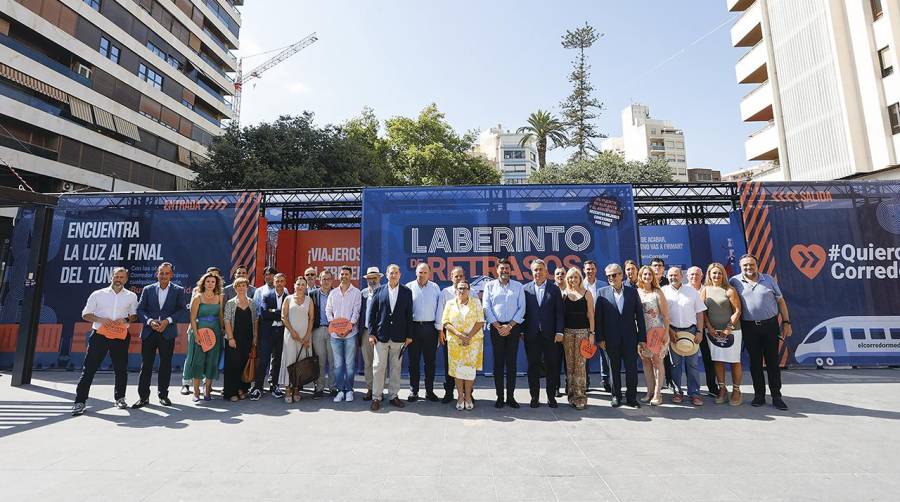 Representantes institucionales y empresariales durante el acto de hoy en Alicante.