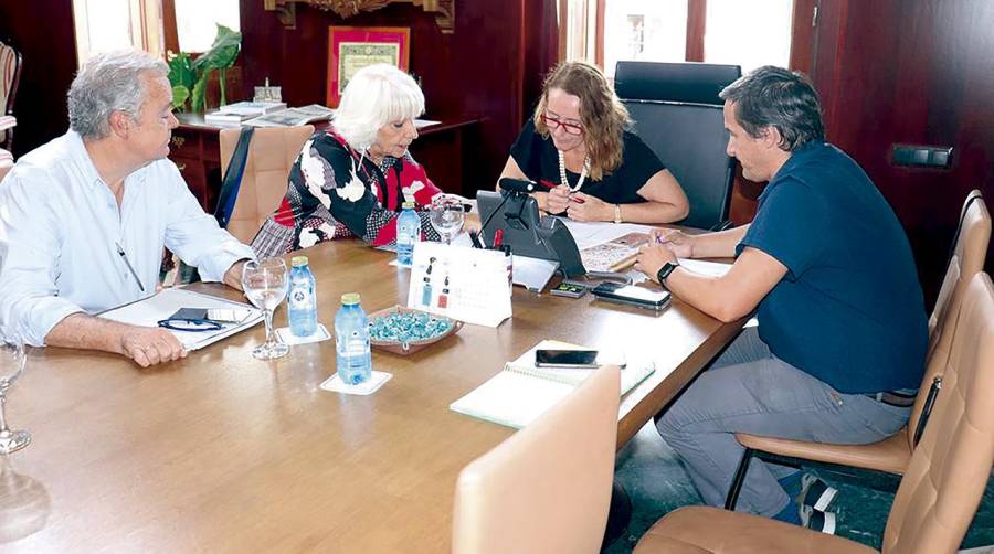 La presidenta de la Autoridad Portuaria de la Bahía de Cádiz (APBC), Teófila Martínez, acompañada por el director, Agustín Romero, han mantenido hoy una reunión con la alcaldesa de Puerto Real, Aurora Salvador y el concejal delegado del área de Ciudad Sostenible, José Montilla.