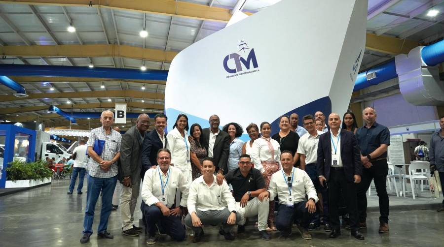 El equipo de la naviera Corporación de Transportes Marítimo (CTM) y Antillas Sea Agency durante la Feria Internacional de Transporte y Logística celebrada hace unas semanas en La Habana (Cuba). En la parte inferior de la foto, a la izquierda, aparecen Andreu Gómez (CEO de Antillas) y, a la derecha, Vicente Aznar (branch manager de Antillas).