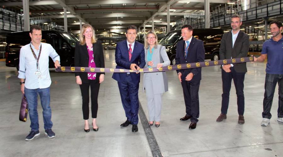 Víctor Manuel Bernal, trabajador de UPS; Katie Stana, cónsul general de Estados Unidos en Barcelona; Daniel Carrera, presidente de la Región Europea de UPS; Romina Lorenzo, directora general de UPS España y Portugal, Karl Haberkorn, presidente del área West Europe de UPS; Juan Pedro Fernández, subdirector general de Planificación del Ministerio de Transportes, Movilidad y Agenda Urbana (Mitma), y Eduard Rodríguez, trabajador de UPS. Foto Leila Escrihuela.