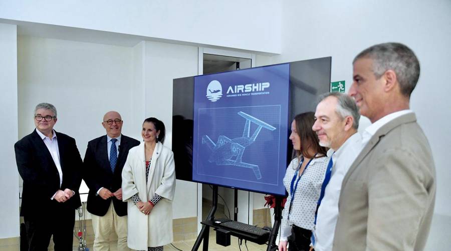 El presidente de la Autoridad Portuaria de Santa Cruz de Tenerife, Pedro Suárez, acompañado por autoridades locales, ha presentado hoy el nuevo Centro de Innovación Azul de Granadilla (CIAG).