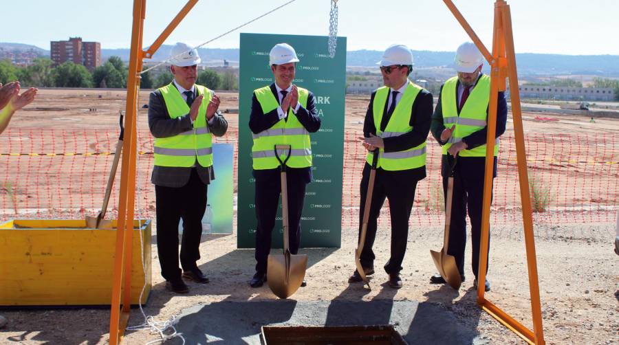 José Luis Vega, presidente de la Diputación de Guadalajara; Alberto Rojo, alcalde de Guadalajara; Cristian Oller, vicepresidente y director de Prologis España; y Eusebio Robles, delegado de la Junta de Castilla La-Mancha en Guadalajara, durante la colocación de la primera piedra de Prologis Park Guadalajara. Foto B.C.