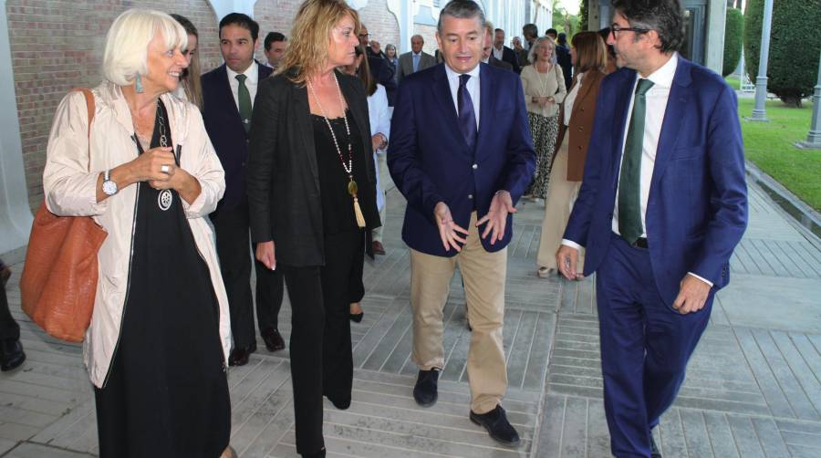 De izquierda a derecha, Teófila Martínez, presidenta de RETE; Pilar Miranda, presidenta de la AP de Huelva; Antonio Sanz, consejero de la Presidencia de la Junta de Andalucía; y Álvaro Rodríguez Dapena, presidente del Organismo Público Puertos del Estado. Foto M.J.