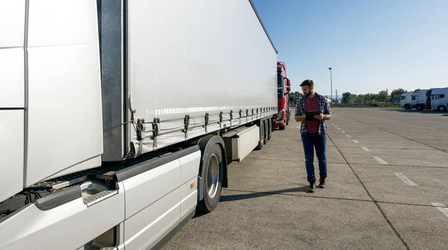 La Federación alicantina cuantifica en 2.000 el déficit de conductores para atender la demanda de las empresas en la provincia.