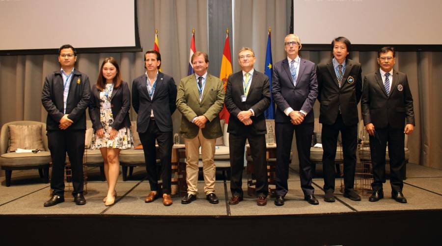 Auwee Wanvong, customs technical officer, AEO Standard Section, Thai Customs Department; Warisa Jangkrachang, custom technical officer; José Miguel Masiques, CEO del Holding Masiques y vicepresidente del COACAB; Antonio Llobet, presidente del COACAB; Santigo García-Milà, subdirector general del Port de Barcelona; José Carlos Llagostera, administrador de la Aduana de Barcelona; Anant Tinaphongs, vicepresidente of International Affairs of Thai Authorized Customs Brokers Association (TACBA), y Thirawed Maneerat, vicepresidente de la Asociación de Agentes de Aduanas de Tailandia (CTAT). Foto A.Tejera.