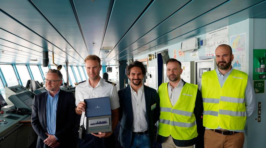 Luc Szczypa, director comercial de Pasajeros de Le Méridionale; Olivier Canavese, capitán del “Pelagos”; Javier Méndez, SSS &amp; Bulk Manager del Port de Barcelona, y Mauricio Herrero i Oriol Rovira, director de Operacions en Barcelona de Romeu &amp; Cia.