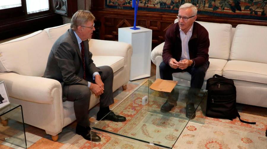 El alcalde de Valencia, Joan Ribó, se ha reunido en el Palau de la Generalitat con el president de la Generalitat Valenciana, Ximo Puig.