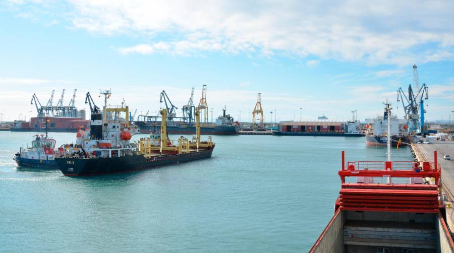 La operativa en el Puerto de Sagunto ha comenzado a verse afectada por la huelga convocada por los trabajadores de Amarradores del Puerto de Sagunto. Foto: DP.