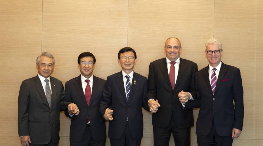 De izquierda a derecha: Ho-seon Hwang, presidente de Korea Ocean Business Corporation; Jae-hoon Bae, presidente y CEO de Hyundai Merchant Marine (HMM); Jeremy Nixon, CEO de Ocean Network Express (ONE); Rolf Habben Jansen, CEO de Hapag-Lloyd; Bronson Hsieh, presidente y CEO de Yang Ming); Dong Gull Lee, presidente y CEO de Korea Development Bank.