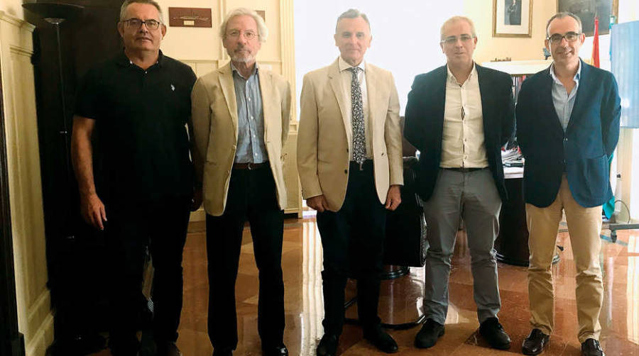 Manuel Guti&eacute;rrez, gerente de M&aacute;lagaport; Jos&eacute; Antonio L&oacute;pez, vicepresidente del C&oacute;mite Ejecutivo de RIH; Paulino Plata, presidente de la APM; Juan Carlos Cort&eacute;s, director de Coordinaci&oacute;n T&eacute;cnica de RIH y Jos&eacute; Moyano, director de la APM.