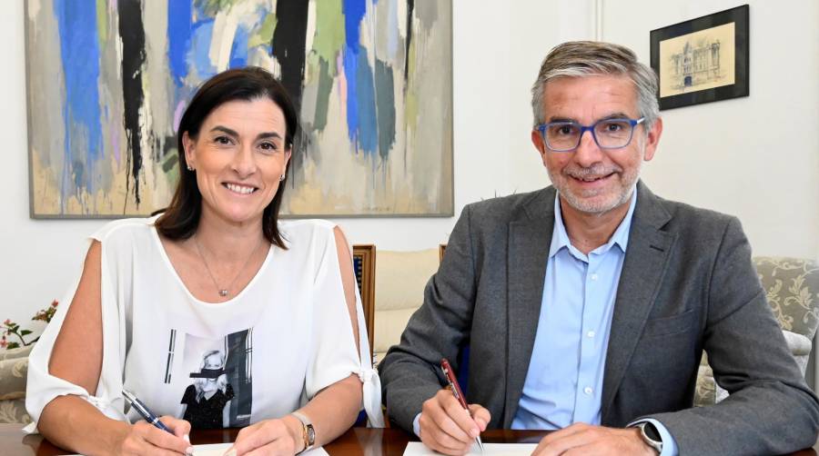 La alcaldesa de Santander, Gema Igual y el presidente de la Autoridad Portuaria, César Díaz, firmando la ampliación del convenio de colaboración.