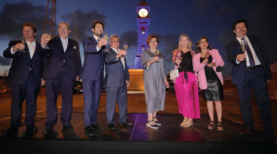 Antonio Llobet, presidente COACAB; Javier Vidal, presidente AEEPB; Damià Calvet, presidente Port de Barcelona; José Manuel Juárez, patrón mayor de la Confraria de Pescadors; Montserrat Ballarín, Neus Munté y Marina Gassol, regidoras Ajuntament de BCN e Isidre Gavín, secretario d’Infraestructures i Mobilitat. Foto J.J.M.