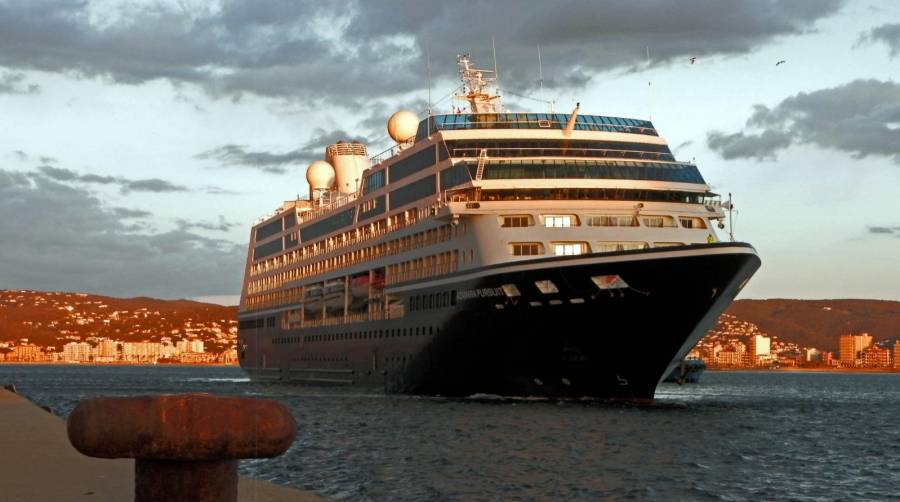 Buque “Azamara Pursuit” en su última visita al puerto de Palamós.