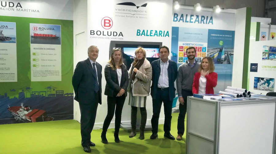 En la imagen, el jefe de seguridad, medio ambiente e instalaciones de la APV, Federico Torres (primero desde la izquierda), junto a responsables de la APV, Boluda y Bale&agrave;ria, en el stand de Ecofira.