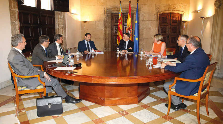 &Aacute;balos y Puig con sus respectivos equipos, ayer en Valencia.