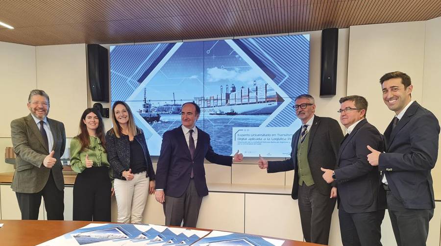 El presidente de la Autoridad Portuaria Bahía de Algeciras, Gerardo Landaluce, y el rector de la Universidad de Cádiz, Francisco Piniella, presentaron ayer el nuevo programa, acompañados de la vicerrectora del Campus Bahía de Algeciras de la UCA, María del Mar Cerbán; el jefe del área de Desarrollo Tecnológico de la APBA, Jesús Medina, y varios profesores.