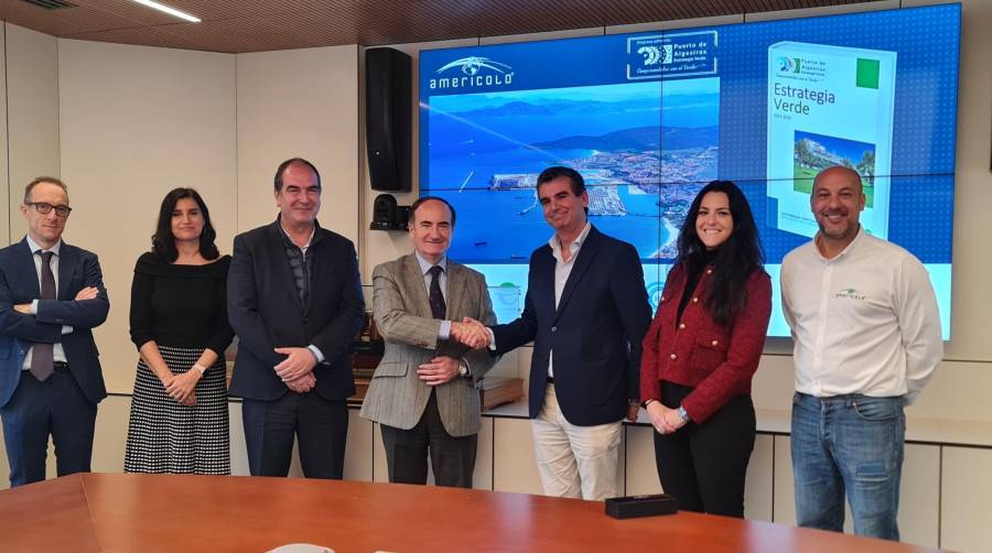 En el centro de la imagen, Gerardo Landaluce presidente de la APBA y Salvador Toribio director de Americold en Algeciras