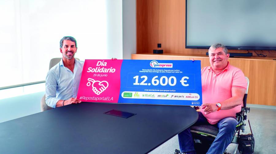 Jorge Pomar, cofundador de Gasexpress, entregó el cheque a José Jiménez Aroca, vicepresidente de la Asociación de ELA y presidente de ADELA-CV.