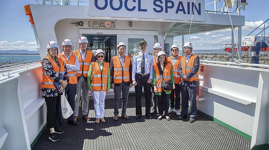 Cristina Rodríguez (jefa de Comercial y Clientes de la APV), Juan Ortí (CCO CSP Spain), Gustavo Ferrer (terminal manager), Mar Chao (jefa de Comercial y Desarrollo de Negocio de la APV), Ken Chan (CEO), Lum CF (capitán “OOCL Spain”), Pedro Esteve (country manager OOCL), Lucía Pérez (operations manager OOCL), Miguel Marín (sales &amp; marketing manager CSP Spain) y Xu Maobing (assistant general manager CSP Spain).