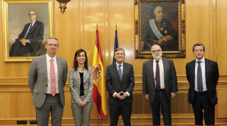 De izquierda a derecha Juan Antonio Labat, director General de FEIQUE; Isabel Pardo, presidenta de Adif; Pedro Saura, secretario de Estado de Transporte, Infraestructuras y Vivienda; Andr&eacute;s Barcel&oacute;, director general de UNESID; y Mario Armero, vicepresidente ejecutivo de ANFAC.